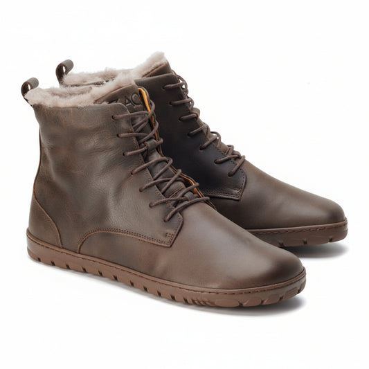 Die QUINTIC Winter Brown Stiefel von ZAQQ sind hohe Winterschuhe aus braunem Nappaleder, komplett mit Kunstfellfutter und Schnürsenkeln. Diese Stiefel auf weißem Hintergrund sind mit der robusten ZAQQ-Outdoorsohle ausgestattet, die hervorragenden Halt und Haltbarkeit gewährleistet und gleichzeitig unübertroffenen Komfort unter rauen Bedingungen bietet.