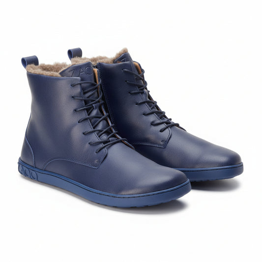 Der QUINTIC Winter Navy von ZAQQ ist ein Paar blauer High-Top-Stiefel mit Schnürsenkeln und einem Fleecefutter aus veganem Material. Dieses stilvolle Winterschuh-Design besticht durch ein elegantes Erscheinungsbild mit einer strukturierten Sohle und ist somit ideal für Freizeitausflüge sowie zum Tragen bei kaltem Wetter.