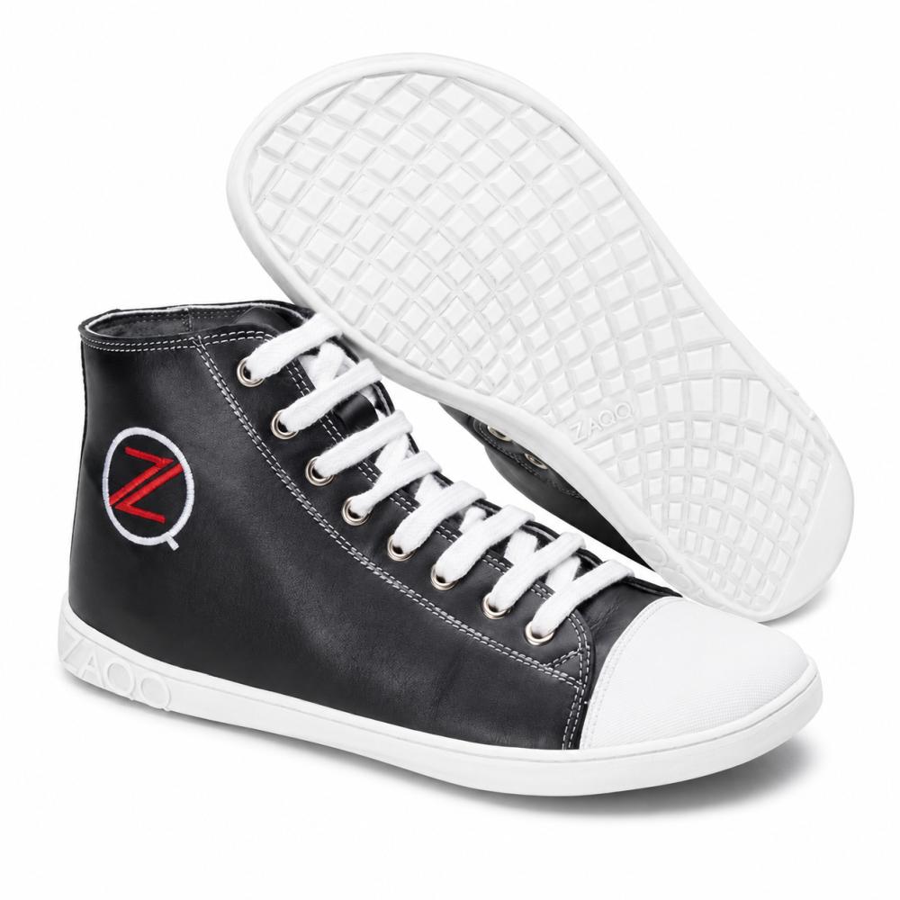 Die CHUQQS Black High-Top-Sneaker von ZAQQ haben weiße Sohlen und Schnürsenkel, verstärkt durch eine weiße Zehenkappe. An der Seite ist ein Logo mit einem roten Z in einem weißen Kreis zu sehen. Die Kautschuksohle ist mit einem Gittermuster für verbesserten Halt und Haltbarkeit gestaltet.