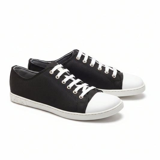 schwarzer Retro Sneaker aus Textil mit weißen Schnürsenkeln und weißer Zehenkappe