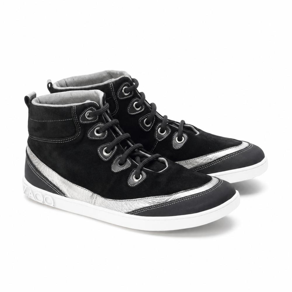 Die High-Top-Sneaker CINQO Black von ZAQQ haben metallisch-silberne Akzente und weiße Sohlen. Diese stylischen Schuhe mit schwarzen Schnürsenkeln und Ösen verfügen über ein strukturiertes Muster auf der Zwischensohle in Fersennähe. Das lässige Design ergänzt ihren sportlichen Look perfekt.