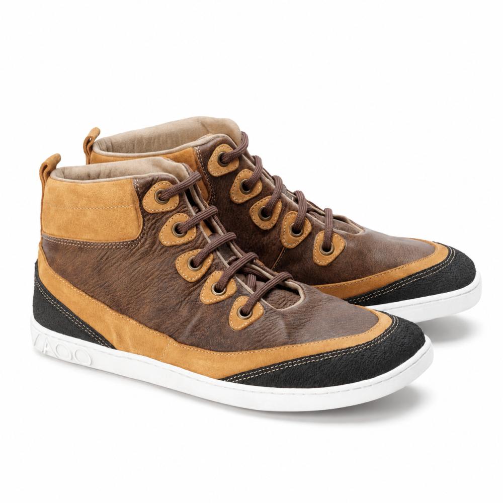Die ZAQQ CINQO Brown High-Top-Sneaker bestechen durch eine luxuriöse Nappaleder-Textur in Braun und Hellbraun, aufgewertet durch schwarze Akzente an Zehenkappe und Ferse. Diese modischen Schuhe haben weiße Sohlen, braune Schnürsenkel und eine praktische Schlaufe an der Rückseite für bequemes Tragen.