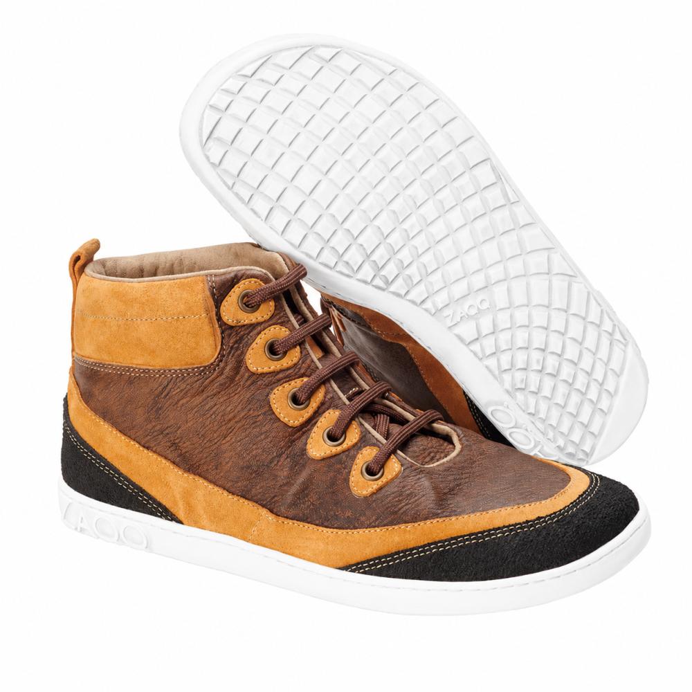 Ein Paar modische ZAQQ CINQO Brown High-Top-Sneaker in Braun- und Orangetönen mit schwarzen Akzenten und weißer Sohle aus geschmeidigem Nappaleder. Ein Schuh steht aufrecht, während der andere auf der Seite liegt, wodurch das strukturierte Sohlendesign hervorgehoben wird, das den Komfort eines Barfußschuhs darstellt.