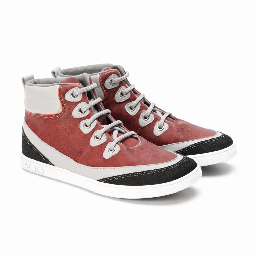 Le ZAQQ CINQO Red High-Top-Sneaker presentano un design sportivo con inserti rossi e bianchi, completati da accenti strutturati neri. Queste scarpe offrono comfort grazie ai lacci bianchi, alla suola con motivo e alle cuciture visibili per una combinazione perfetta di stile e comfort.