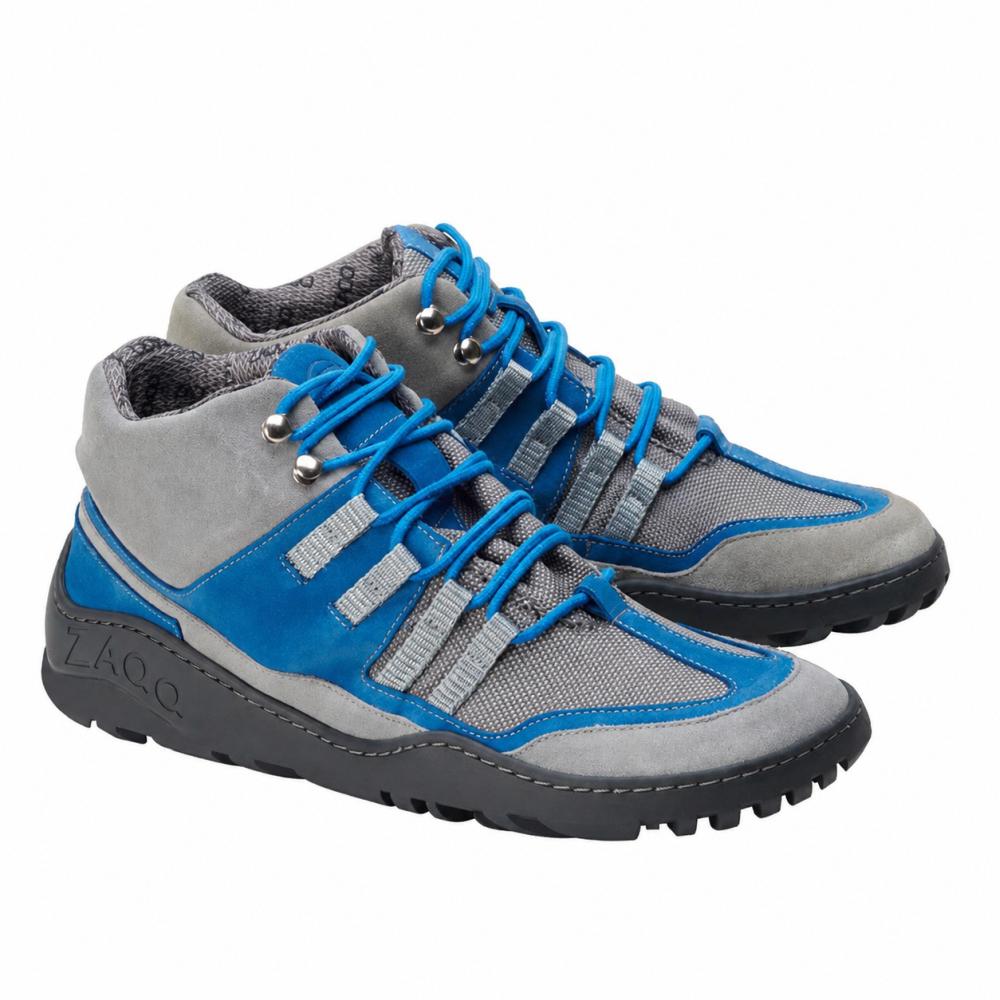 Wir präsentieren die ZAQQ ESQAPE Grey Blue Waterproof Sneaker mit robuster Sohle und blauen Schnürsenkeln. Diese Schuhe bestehen aus einer Kombination aus Mesh und Leder und bieten ein sportliches Aussehen gepaart mit außergewöhnlicher Haltbarkeit. Die wasserdichte Innenmembran sorgt dafür, dass Ihre Füße bei jedem Abenteuer trocken bleiben.
