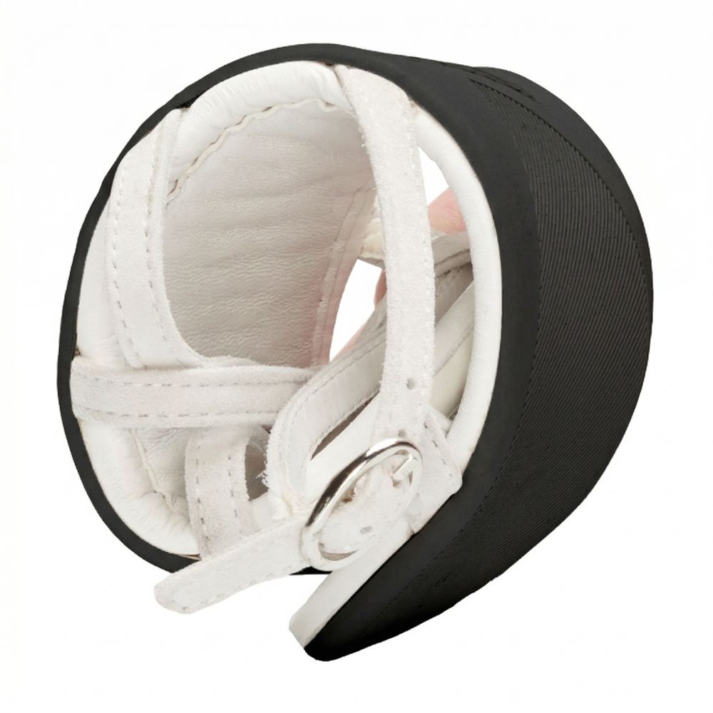 Der ZAQQ QADA White Ballett-Spitzenschuh ist eng gerollt und verfügt über einen weißen Riemen mit Metallschnalle und strukturierter Sohle. Hergestellt aus Premium Nappaleder, unterstreicht das weiche Material die Flexibilität des Designs, die der einer Barfußsandale ähnelt.