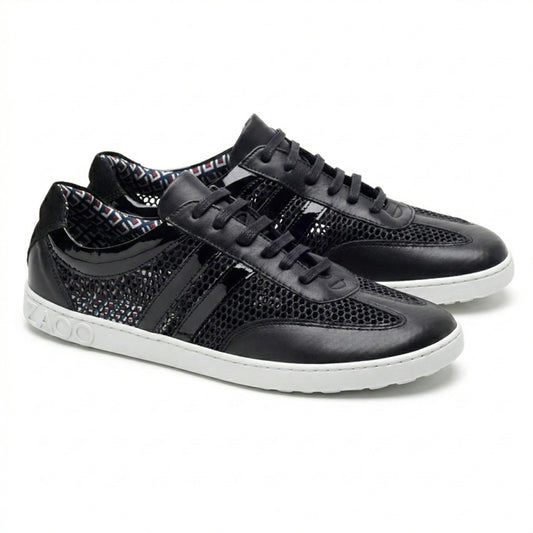 Wir präsentieren den QIMBERLY Black von ZAQQ, ein Paar stylische schwarze Sneaker mit Mesh-Details, glänzendem Finish und weißer Sohle. Diese Damen-Barfußschuhe bieten ein atmungsaktives Design mit einem eleganten Schnürverschluss und sind somit perfekt für die Freizeit geeignet.