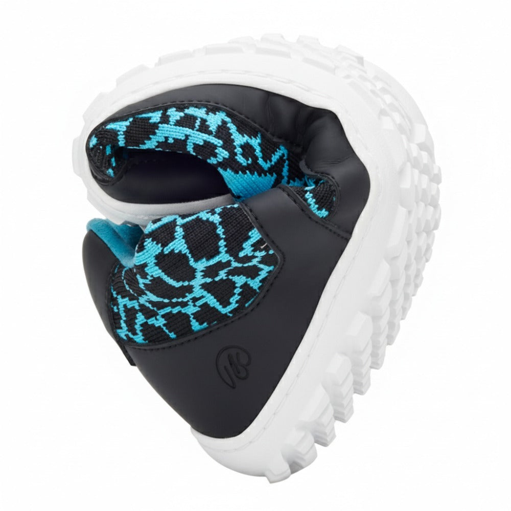 Der QINGSTON Turquoise, ein auffälliger Chunky-Sneaker von ZAQQ, hat ein einzigartiges herzförmiges Design. Hergestellt aus veganfreundlichem Stoff mit türkisem Muster und ergänzt durch eine dicke, strukturierte weiße Sohle, verbindet er nahtlos Stil und Nachhaltigkeit.