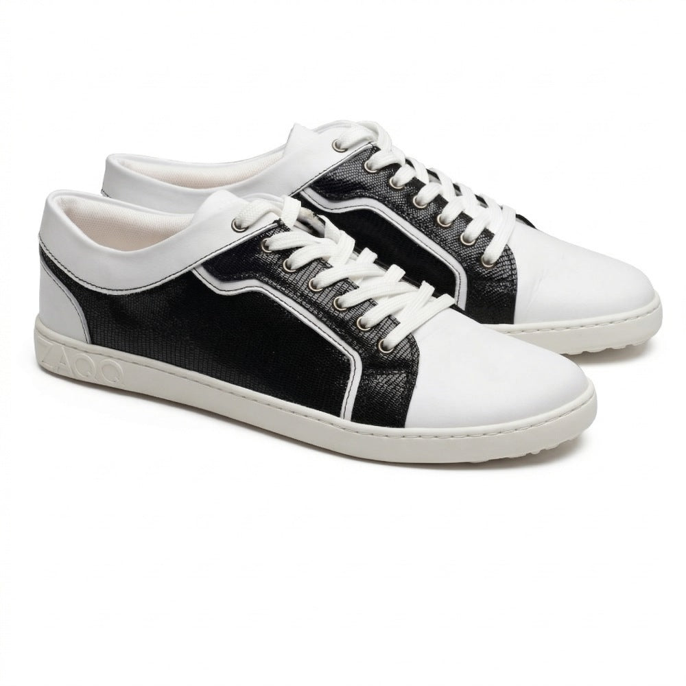 Die QODY White Sneaker von ZAQQ bestechen durch ihr minimalistisches und doch schickes Design, das strukturierte schwarze Elemente mit glatten weißen Oberflächen kombiniert. Sie sind aus hochwertigem Nappaleder gefertigt, verfügen über weiße Schnürsenkel und weiße Sohlen und bieten eine ideale Mischung aus Komfort und Eleganz für jeden lässigen Anlass.