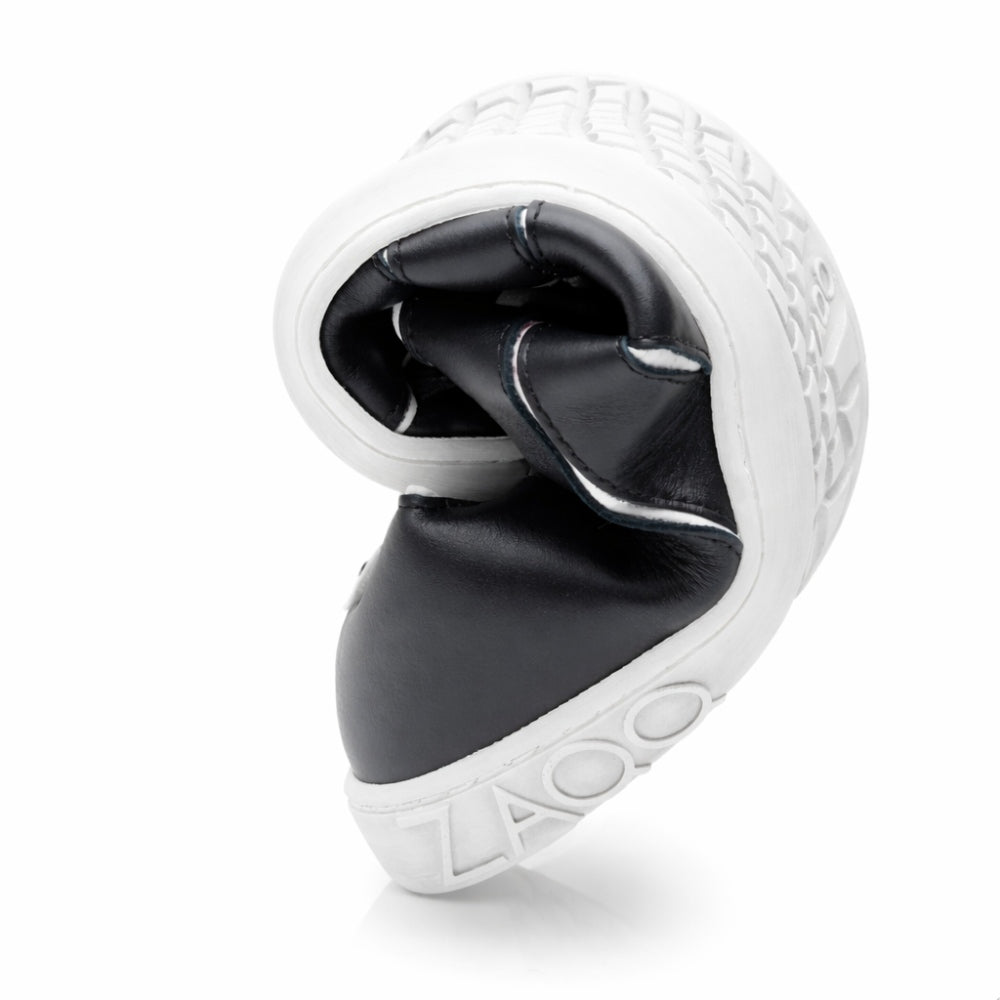 Der QQQ Low Black White von ZAQQ ist ein flexibler Sneaker, der sich in der Mitte biegen lässt, was seine Biegsamkeit unterstreicht. Er verfügt über ein schwarzes Obermaterial mit gewebter Textur und eine weiße Sohle mit geprägtem Text, bietet außergewöhnlichen Komfort und präsentiert ein schlankes, modernes Design.