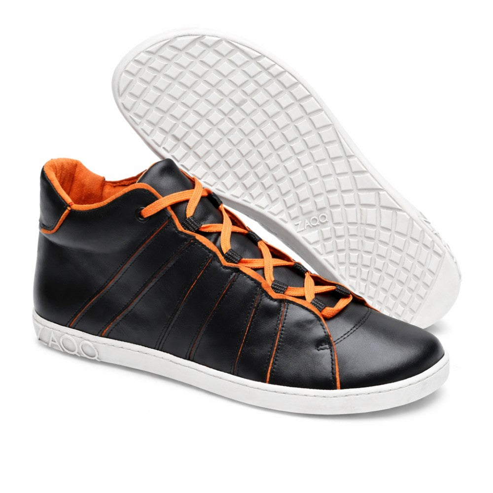 Wir präsentieren den QQQ Mid Black Orange, ein stylisches Paar High-Top-Sneaker von ZAQQ. Diese Sneaker sind aus schwarzem Nappaleder und haben auffällige orangefarbene Schnürsenkel und Futter. Die Gummisohle ist mit einem einzigartigen Karomuster verziert und zeigt stolz den Markennamen ZAQQ, der sowohl auf der Ferse als auch auf der Sohle eingeprägt ist. Ein Sneaker wird aufrecht präsentiert, während sein Gegenstück für eine attraktive Präsentation auf die Seite gelegt wird.
