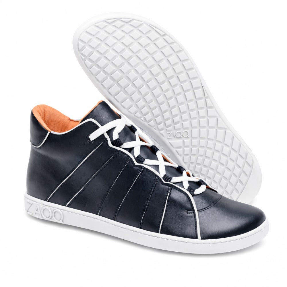 Die QQQ Mid Black White High-Top-Sneaker von ZAQQ sind aus glattem Nappaleder gefertigt und verfügen über weiße Schnürsenkel sowie Sohlen mit strukturiertem Gittermuster. Ein orangefarbenes Futter sorgt für einen Farbtupfer, während der Markenname ZAQQ prominent auf der Außensohle angebracht ist. Diese Schuhe bieten einen anspruchsvollen Stil kombiniert mit einem Barfußgefühl.