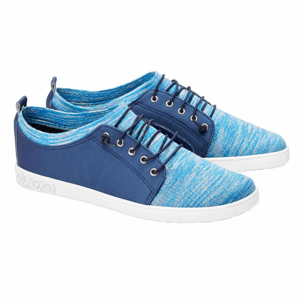 Die QRIS Blue Sneaker von ZAQQ sind aus strukturiertem Stoff und dunkelblauen Einsätzen gefertigt, um ganztägige Atmungsaktivität zu gewährleisten. Diese stylischen Barfußschuhe haben weiße Sohlen mit einzigartigem Design sowie dunkelblaue Schnürsenkel, die durch metallische Ösen gefädelt sind, was sie ideal für jeden lässigen Ausflug macht.