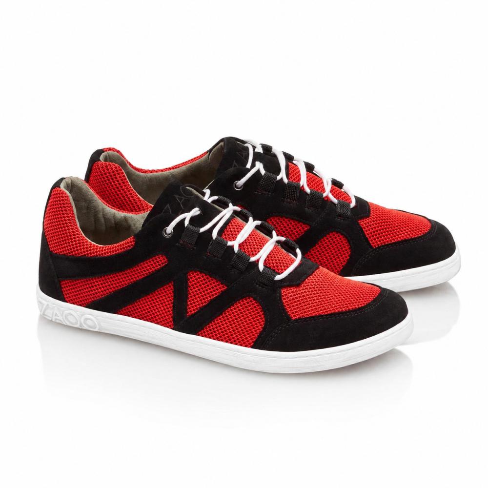 Un paio di QUSQO Red-Sneaker di ZAQQ con una combinazione di inserti in mesh rosso e accenti in pelle scamosciata nera, completati da lacci bianchi e una suola bianca. Queste scarpe da corsa hanno un design unico di cuciture ondulate sul lato e il nome del marchio elegantemente posizionato sul tallone.