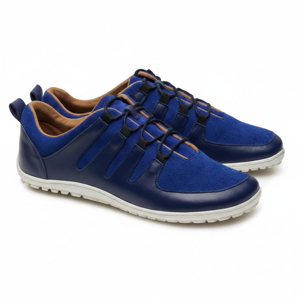 Wir präsentieren den SHOQQ Trident von ZAQQ, ein Paar stylische blaue Sneaker aus einem schicken Mix aus Wildleder und Nappaleder. Diese Barfuß-Sneaker zeichnen sich durch einzigartige Schnür- und Riemendetails aus, ergänzt durch strapazierfähige Kautschuk-Sohlen für mehr Komfort und Flair.