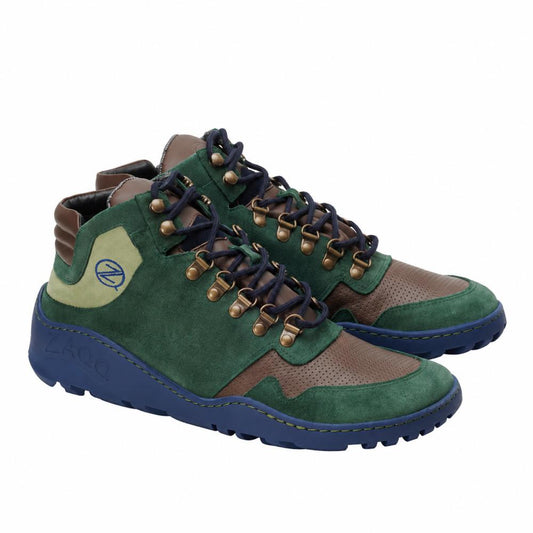 Wir präsentieren die wasserdichten High-Top-Sneaker VAQATION Green von ZAQQ, die in einer auffälligen Kombination aus grünem Wildleder und braunem Leder gestaltet sind. Diese Sneaker haben blaue und dunkelgraue Sohlen, blaue Schnürsenkel, die durch Messingösen geführt werden, ein Logo an der Seite und verfügen über eine wasserdichte Membran, die Ihre Füße trocken hält.